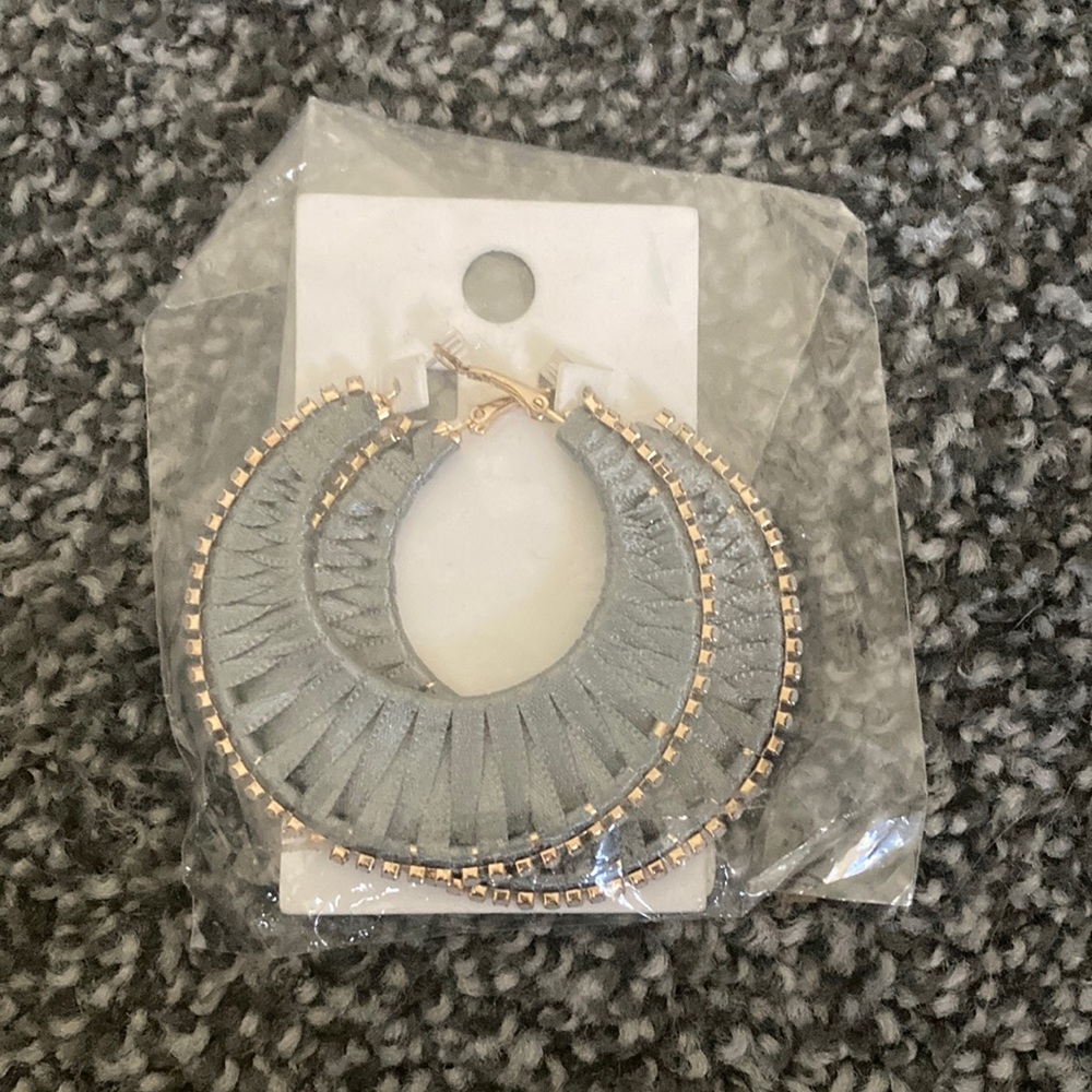 Earrings Express hoops gold tone nwt